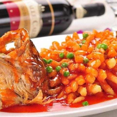 松鼠桂魚(sweet and sour mandarin fish)是中國蘇州的著名傳統菜式.