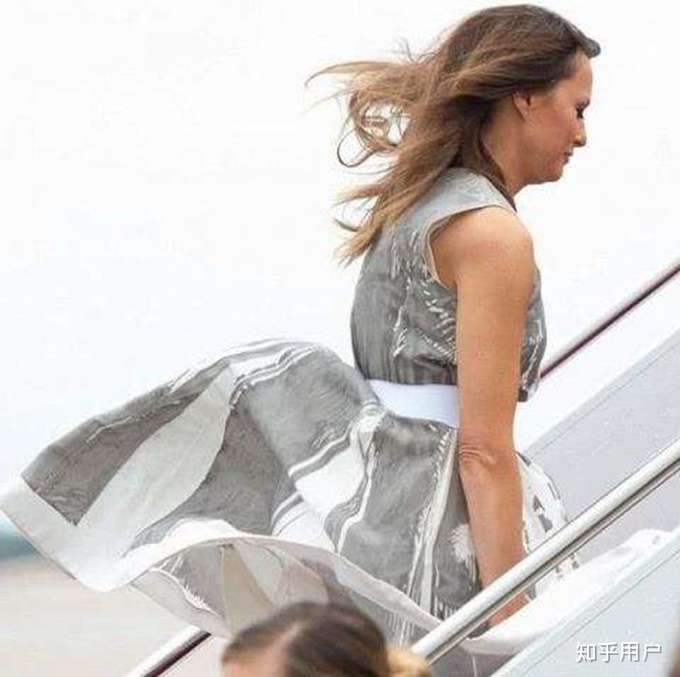 有什么方法可以防止夏天裙子被风吹起来