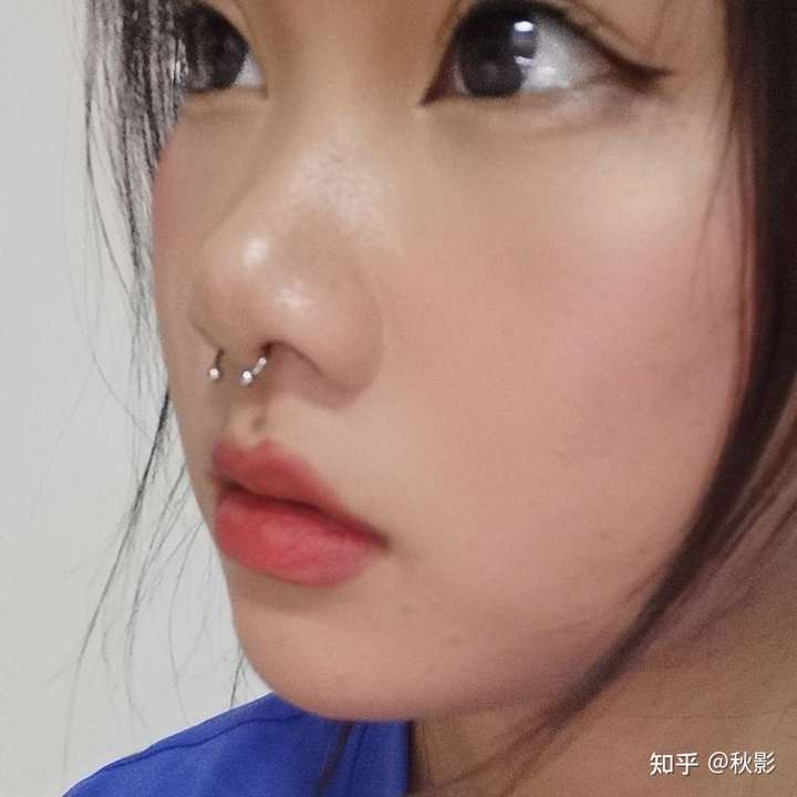 鼻中隔鼻环上翘打完10天了一开始以为是环太小了结果换了环也还是上翘