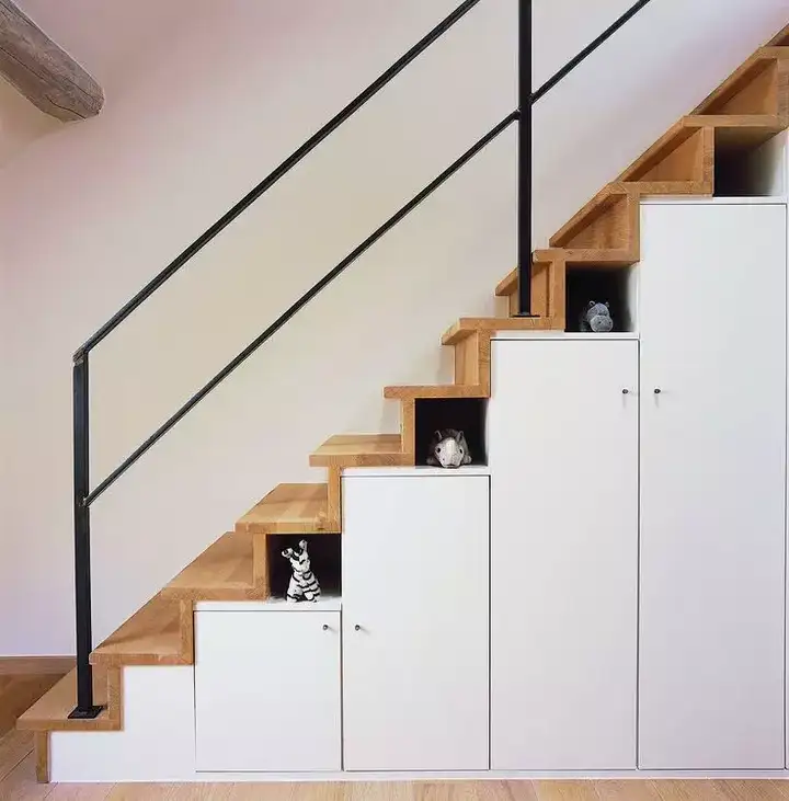家里有楼梯的这样装修设计，储物空间大一半！