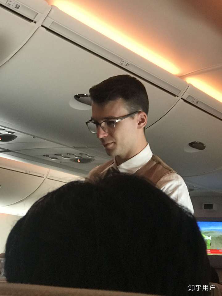 阿联酋航空空少 往返英国都碰到了他,回程时疯狂对视 (^o^) 当然我也