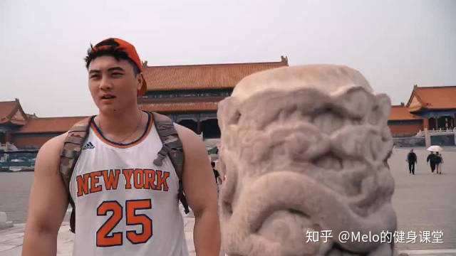 你们喜欢有点肉肉的男生还是肌肉男?