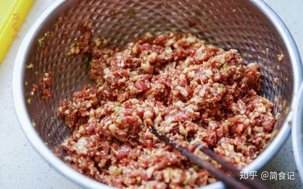 包猪肉馅饺子时 直接调馅就错了 多加这1步 饺子更香 更多汁 知乎