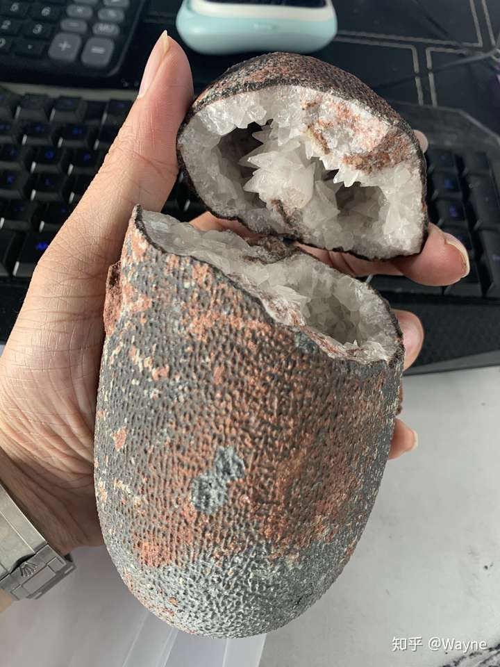 问下恐龙蛋化石多少钱一个