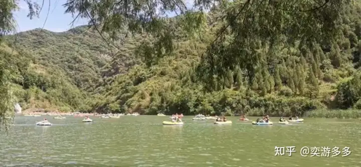 丛林峡谷中疾驰而下，炎炎夏日的清凉选择，不要错过这些漂流胜地