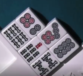 日本麻将礼仪中对副露区最下面副露的加杠应该如何进行