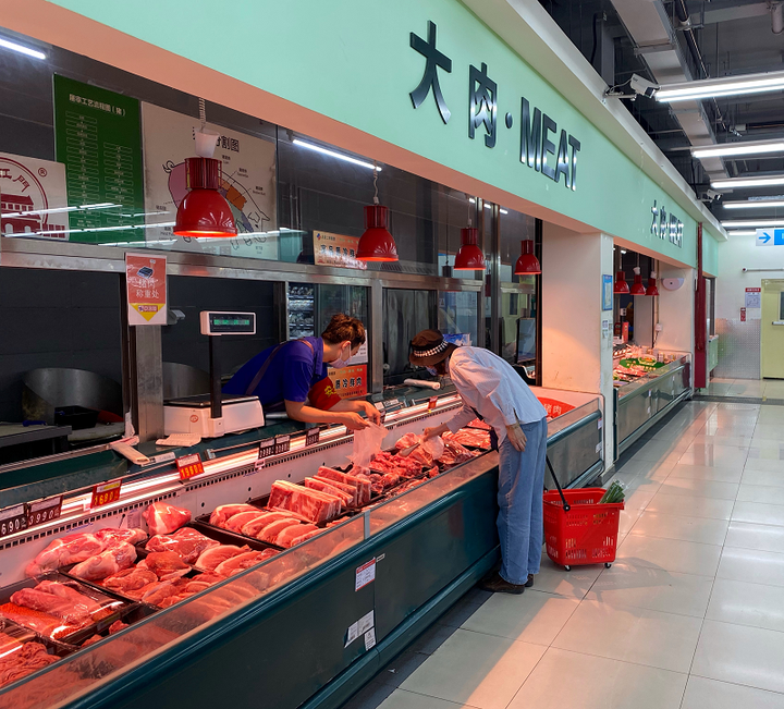 北京市朝阳区一家京客隆超市内,售货员表示,端午期间部分猪肉的价格还