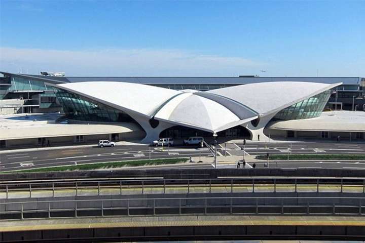 个人认为 外形上最美的当属 沙里宁的肯尼迪国际机场twa飞行中心