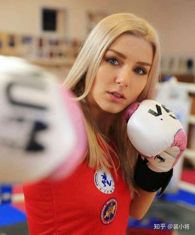 普通高中男生能否击败被反身捆住双手的女子格斗冠军