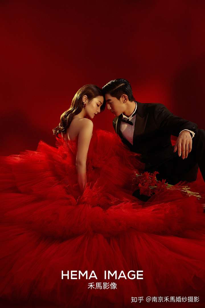 太喜欢这组室内红色婚纱照啦60高级又养眼
