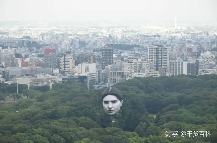 日本东京上空浮现神秘“大脸“：足有6层楼高，引发路人惊呼！插图