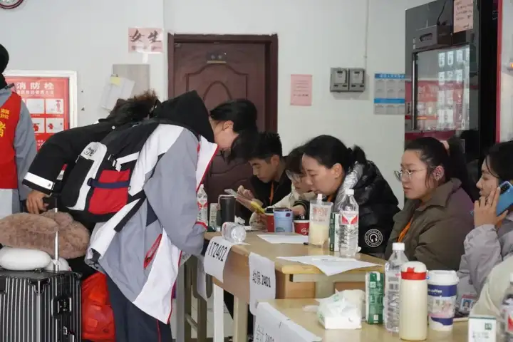 学子归来启新程 逐梦扬帆谱新篇 | 塘栖校区24级开学返校报到(图7)