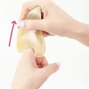 刮食指——针对便秘,腹泻,消化不良2刮大拇指——大拇指对应人体肺经