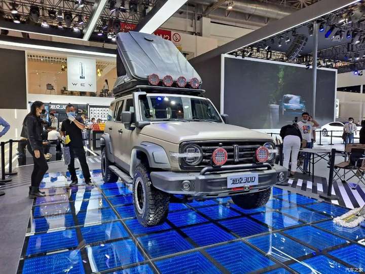 国产最硬派suv来了 实拍wey坦克300官方改装版