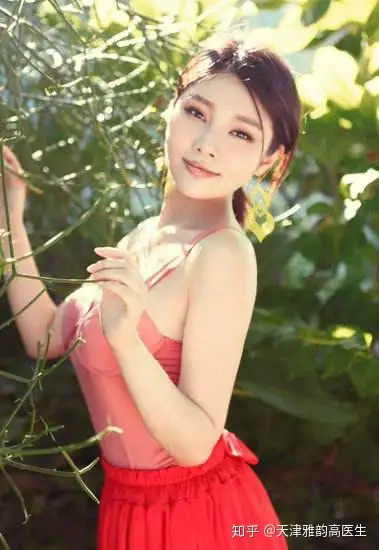 大胸已经不流行了蜜桃胸才是今年的话题你知道什么是蜜桃胸吗