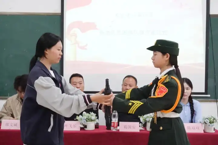 【红色校园】护旗薪火传使命 青春热血启征程 | 塘栖校区国旗护卫队交接仪式圆满落幕！(图7)