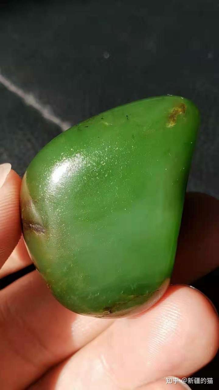 正巧今儿找到一颗不错的籽料碧玉,可以说是精品啦,贴出来给你看看.