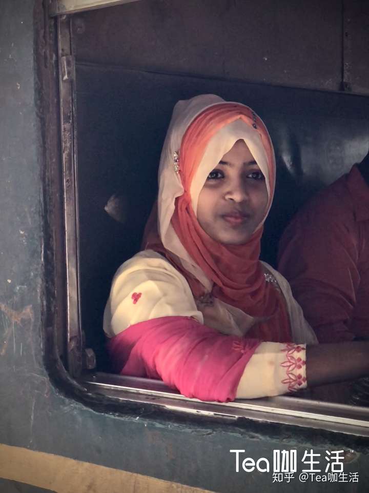 孟加拉窗边的女孩