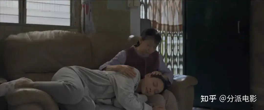 《虎毒不》豆瓣7.6，最喘不上气的育儿故事！