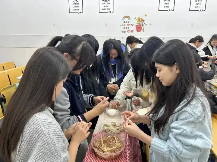 青春印记 | 奋楫笃行 • 一路生花 ——21幼儿保育二班班级风采(图15) 青春印记 | 奋楫笃行 • 一路生花 ——21幼儿保育二班班级风采(图15)