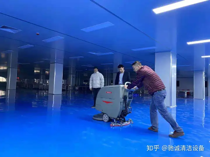 燃爆了(武汉洗地机出租)武汉驾驶式洗地机,(图1) 燃爆了(武汉洗地机出租)武汉驾驶式洗地机,(图1)