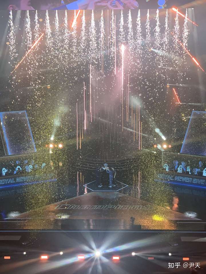 在现场目睹了金色的雨落下.