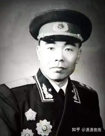 副官向他报告说:"李师长(李嵩)和3个团长来了"曾泽生说:"你请副官长陪