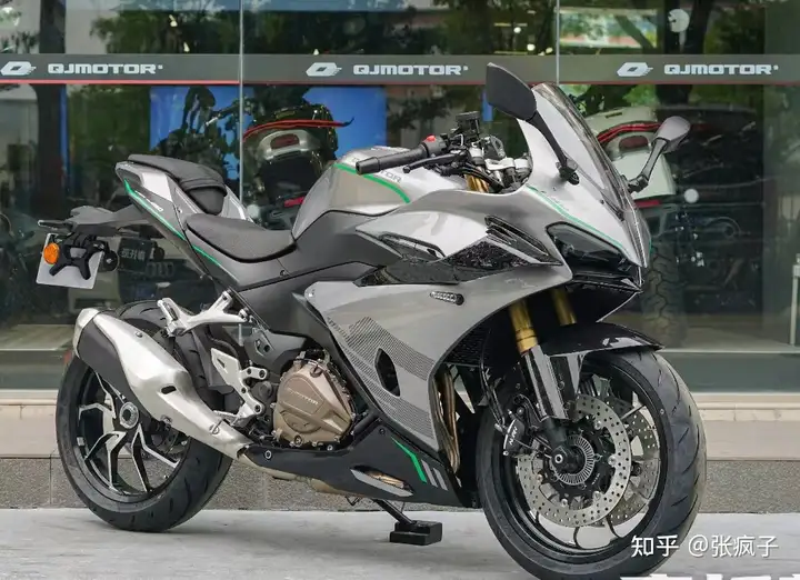 国产450CC中量级仿赛：2023款春风450SR和QJMOTOR赛450谁与争锋？