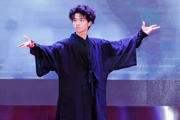 刀舞寒光追綺夢(mèng) 拳開(kāi)壯志啟鵬程 | 我校學(xué)子參加浙江開(kāi)放大學(xué)學(xué)位授予儀式演出！(圖4)