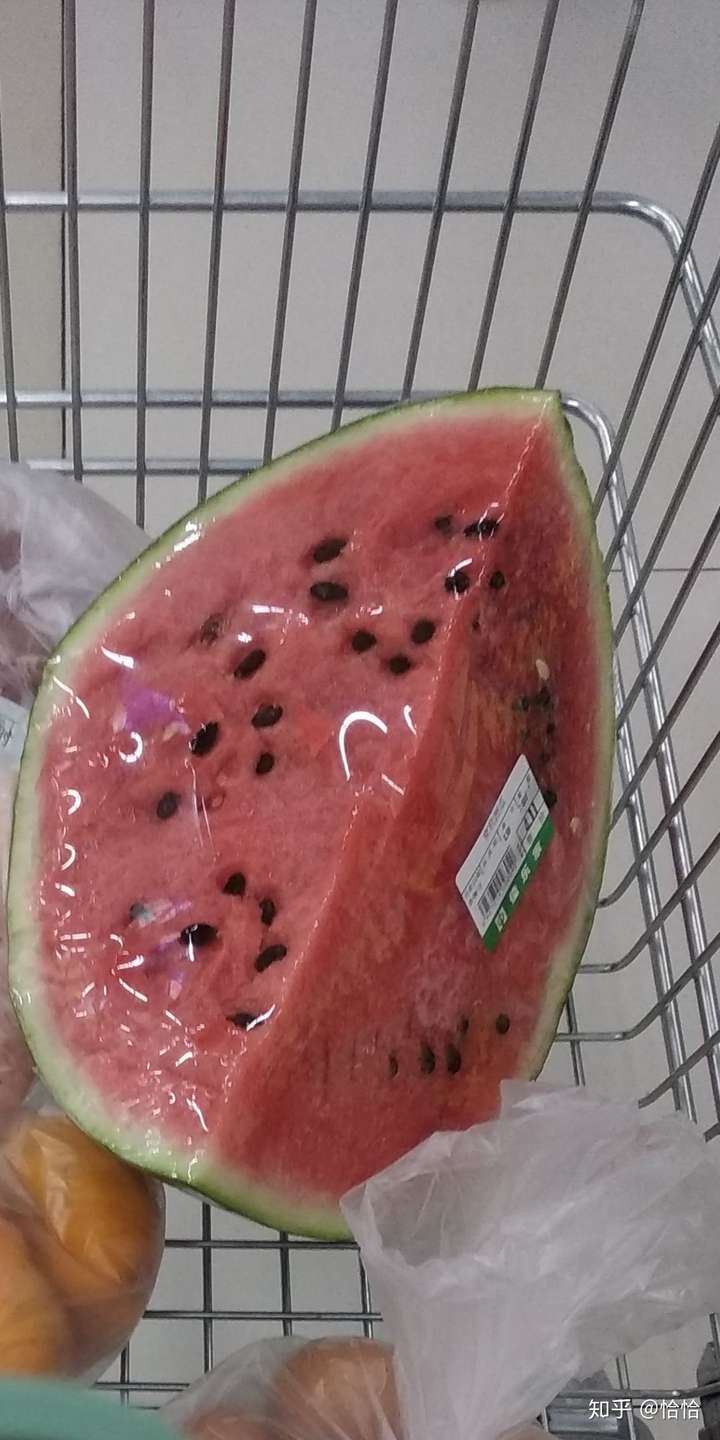 当然吃,西瓜吃着甜,它的碳水化合物并不高,100克西瓜含有5.