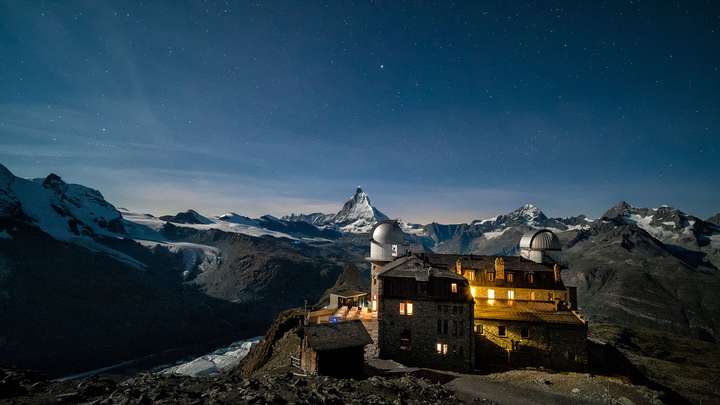 这张照片是我们在酒店房间里用相机拍的马特洪峰,应该是全世界最适合