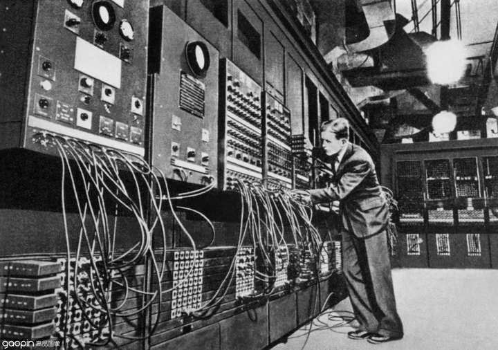 1946年2月14日,由美国军方定制的世界上第一台电子计算机电子数字