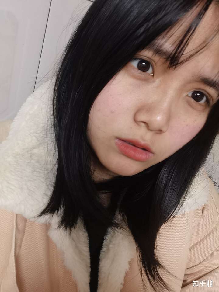 为什么自拍的时候,非镜像的情况下感觉自己很丑,脸都是歪的?