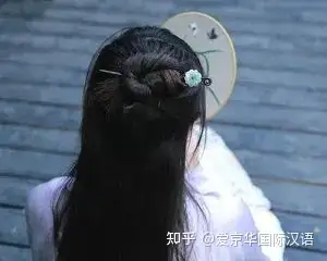 中国古代女子头饰宝钗金步摇戴在头上的画卷