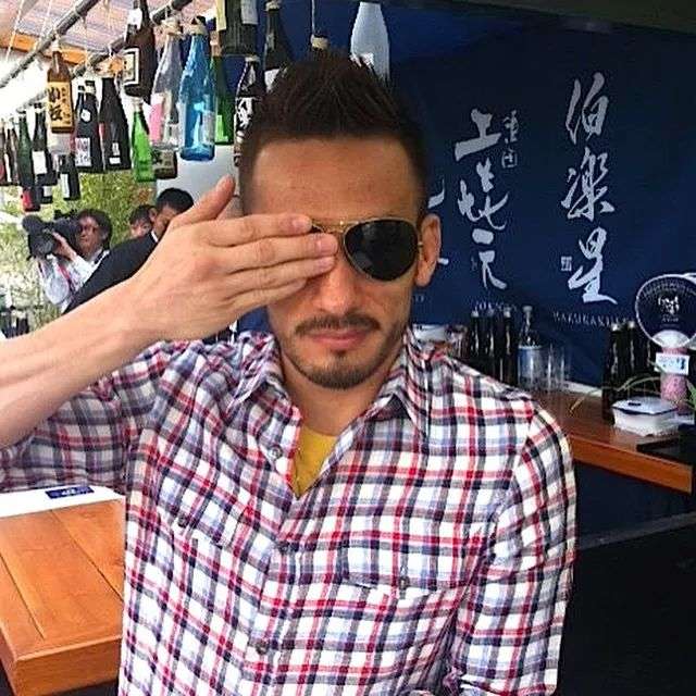 人称 亚洲小贝 的他 29岁时放弃过亿的年收入环游世界 读完哈佛下田插秧 人生根本不需要努力 知乎