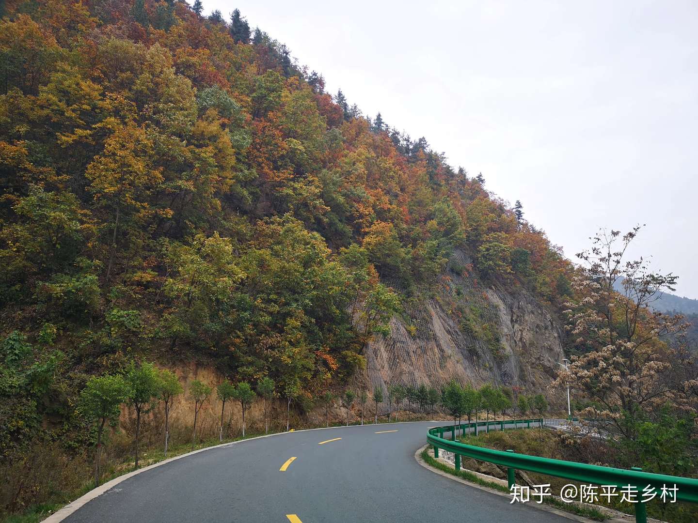 陕西秦岭大山里的自驾公路 路边全是美景 只是在深山没人知道 知乎