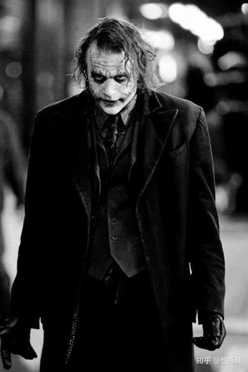 出场 忘不了那句经典台词"why so serious ?