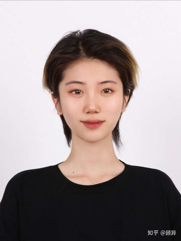 有没有鼻子大眼睛小嘴还有点凸但还挺好看的女生