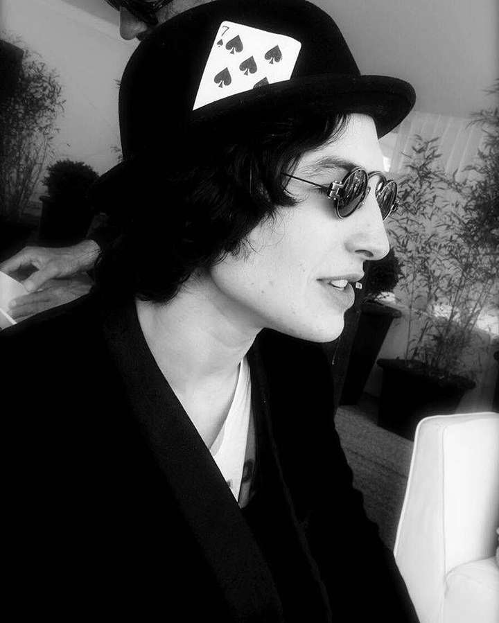 请问图中这款ezramiller戴的墨镜是什么品牌?