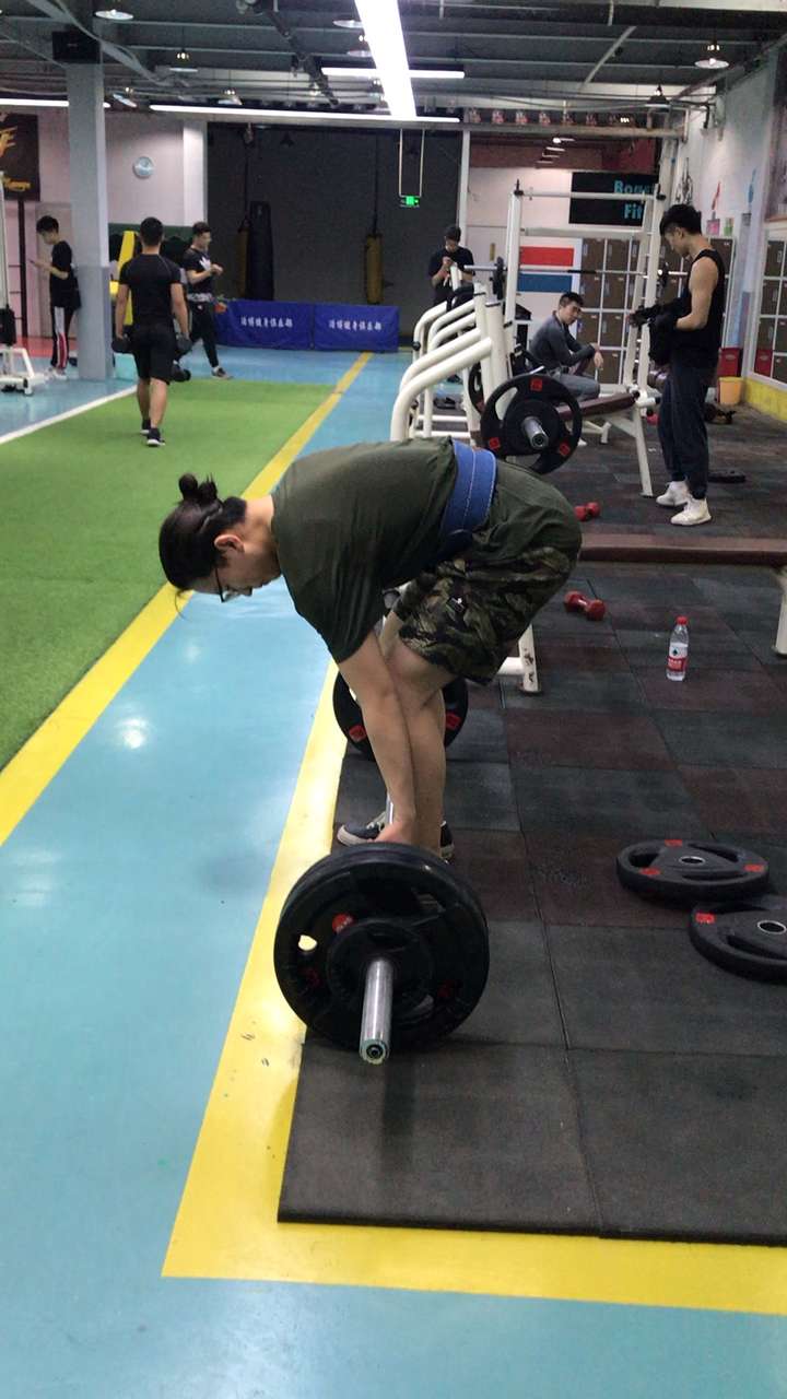 怎么判断硬拉弯腰?启动后弯背如何修正?