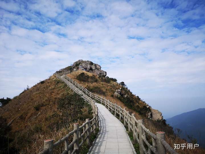 可以去银瓶嘴爬山,人不是很多,车上到山上再爬两三个小时就可以到顶