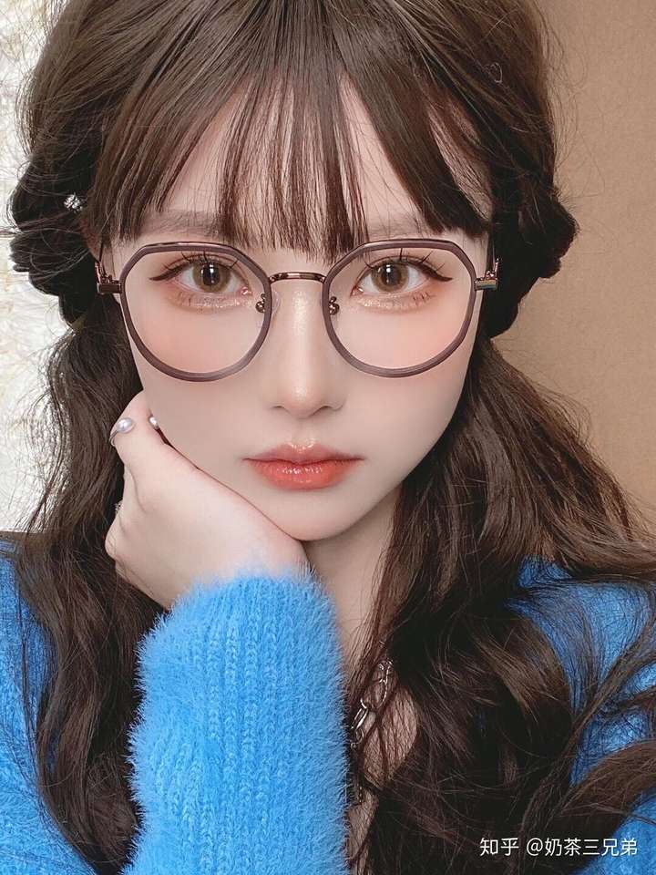 有带眼镜好看的小姐姐吗 ?