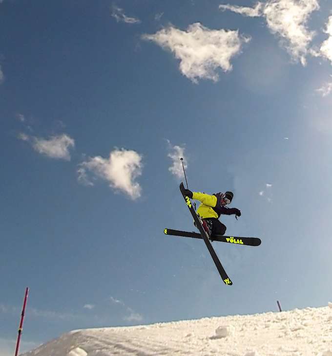 就说说个结论,ski无论是平花还是在地形公园的的表现,最终都是比单板