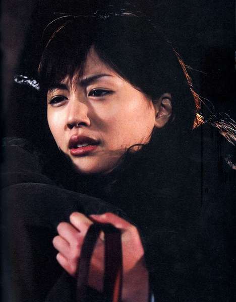 后对警察问询的冷漠寡言,西本雪穗与寡居的母亲相依为命时的世故早熟