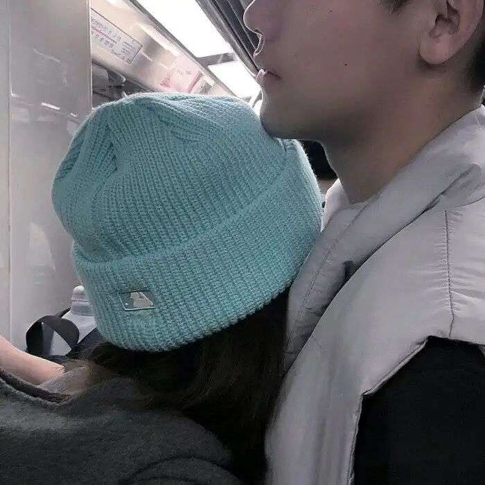 跪求女生被抱在怀里的情头有吗?