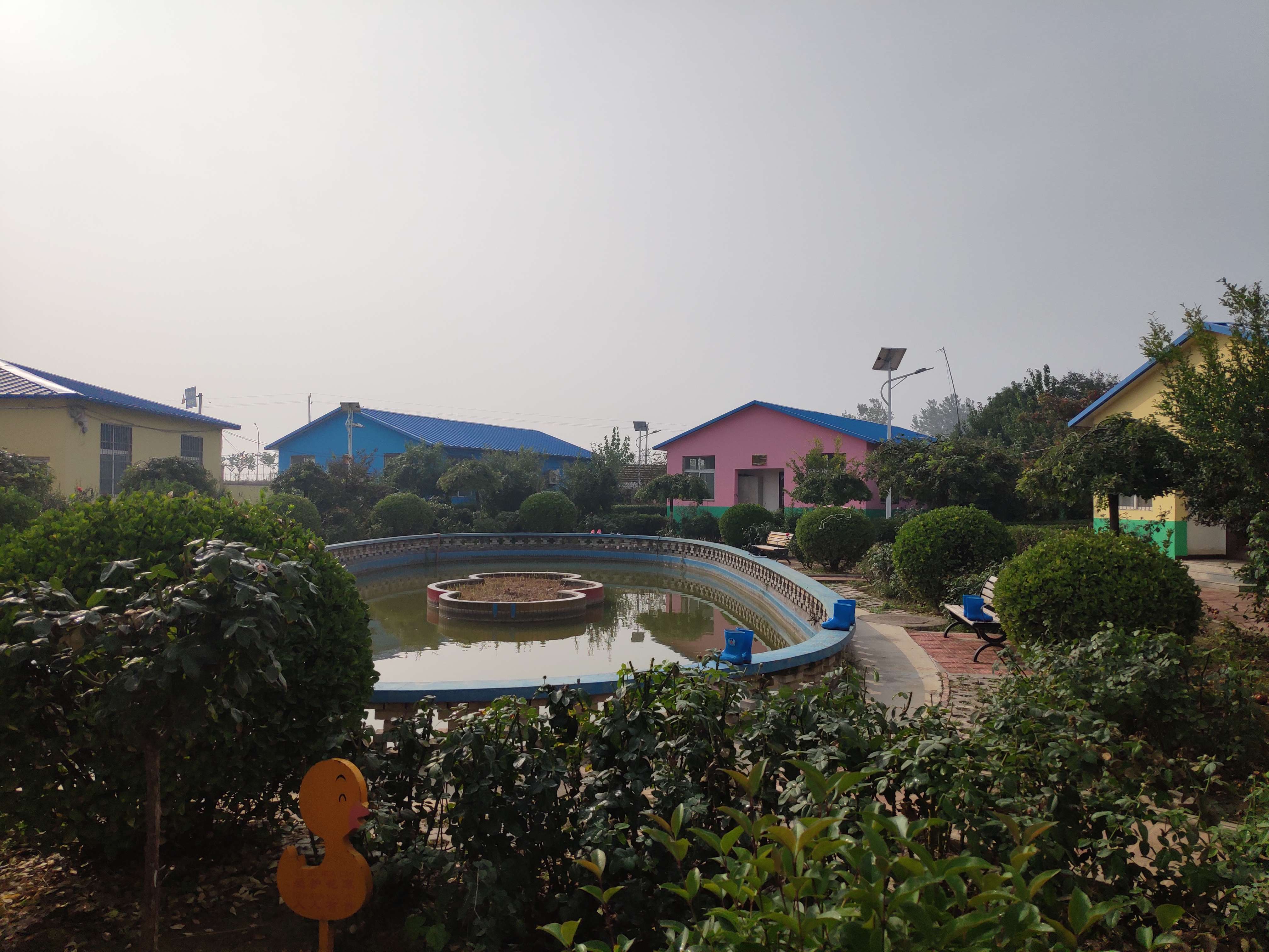 岳高杰律师 的想法: 今天党支部组织来到河南省新乡市太阳村捐