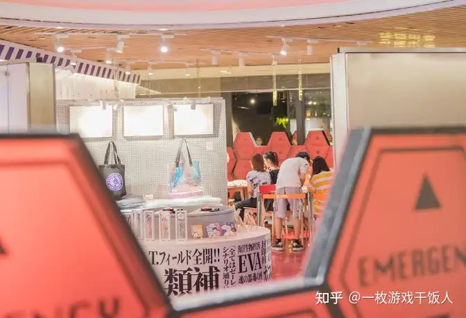 二次元文化中 "媚宅" 与 "去媚宅化" 的拉锯战