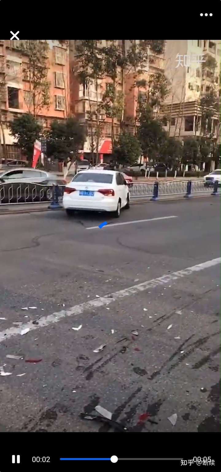 允许掉头路段无信号灯,左转至驾校,被直行车以超速百分之一百五左右的