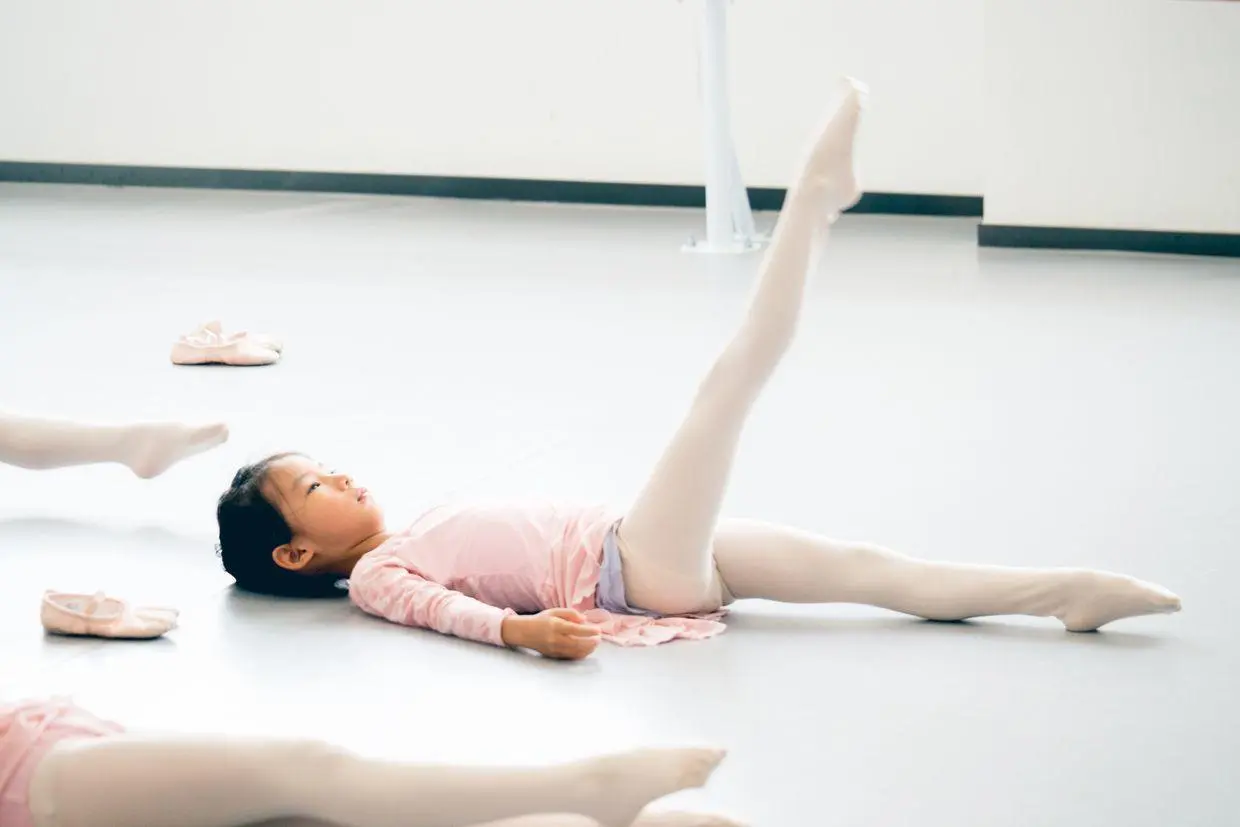 芭蕾舞图片小女孩抬腿图片