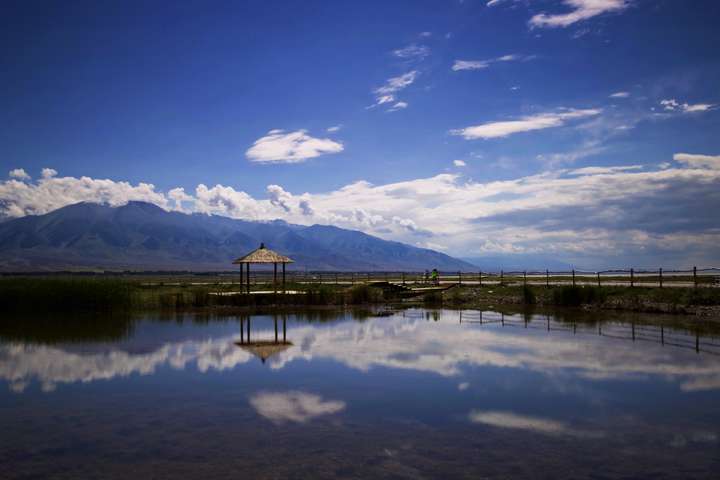 请把你出去旅游拍的最好看的风景照发出来,记得写上地点和故事?